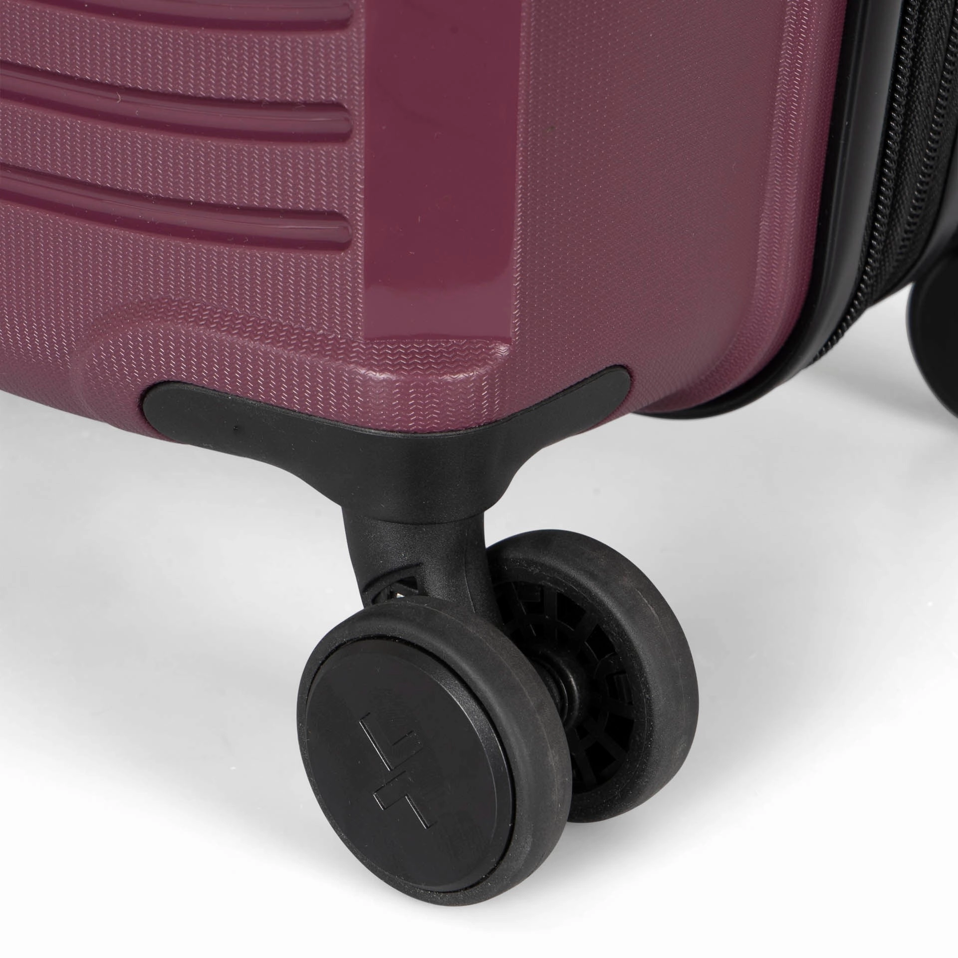Dynamo Hardside 27" Luggage