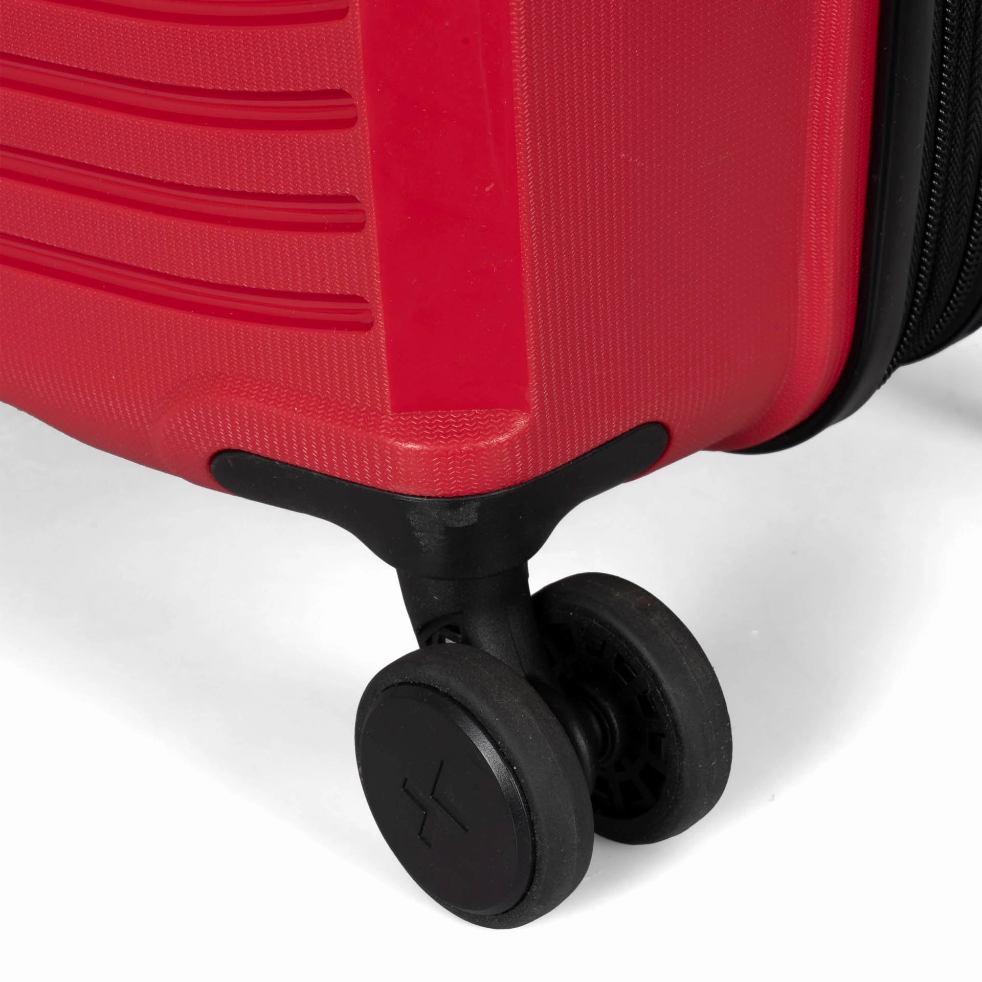 Dynamo Hardside 27" Luggage