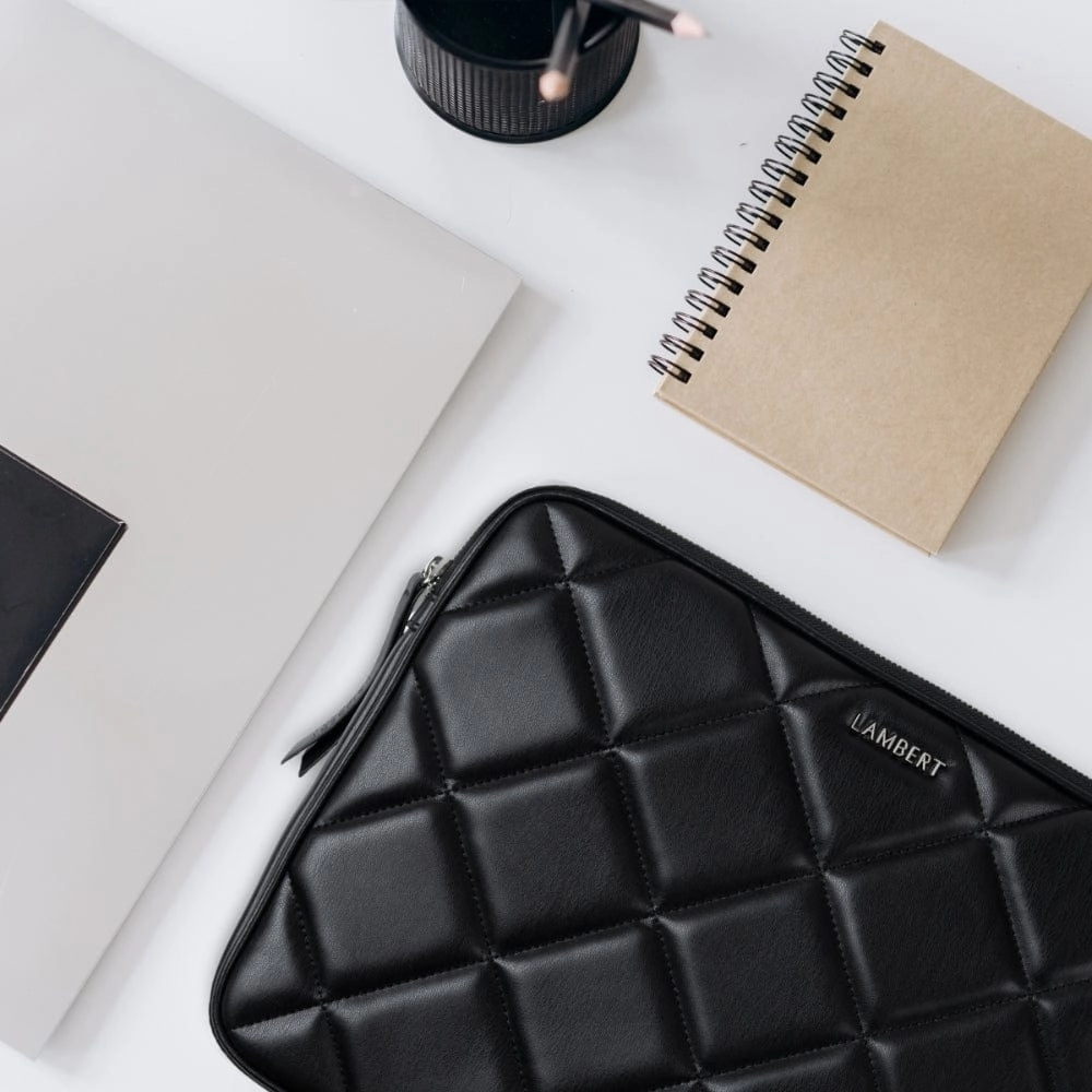 La Jasmyn - Pochette d'ordinateur matelassée en cuir vegan noire (16 pouces)