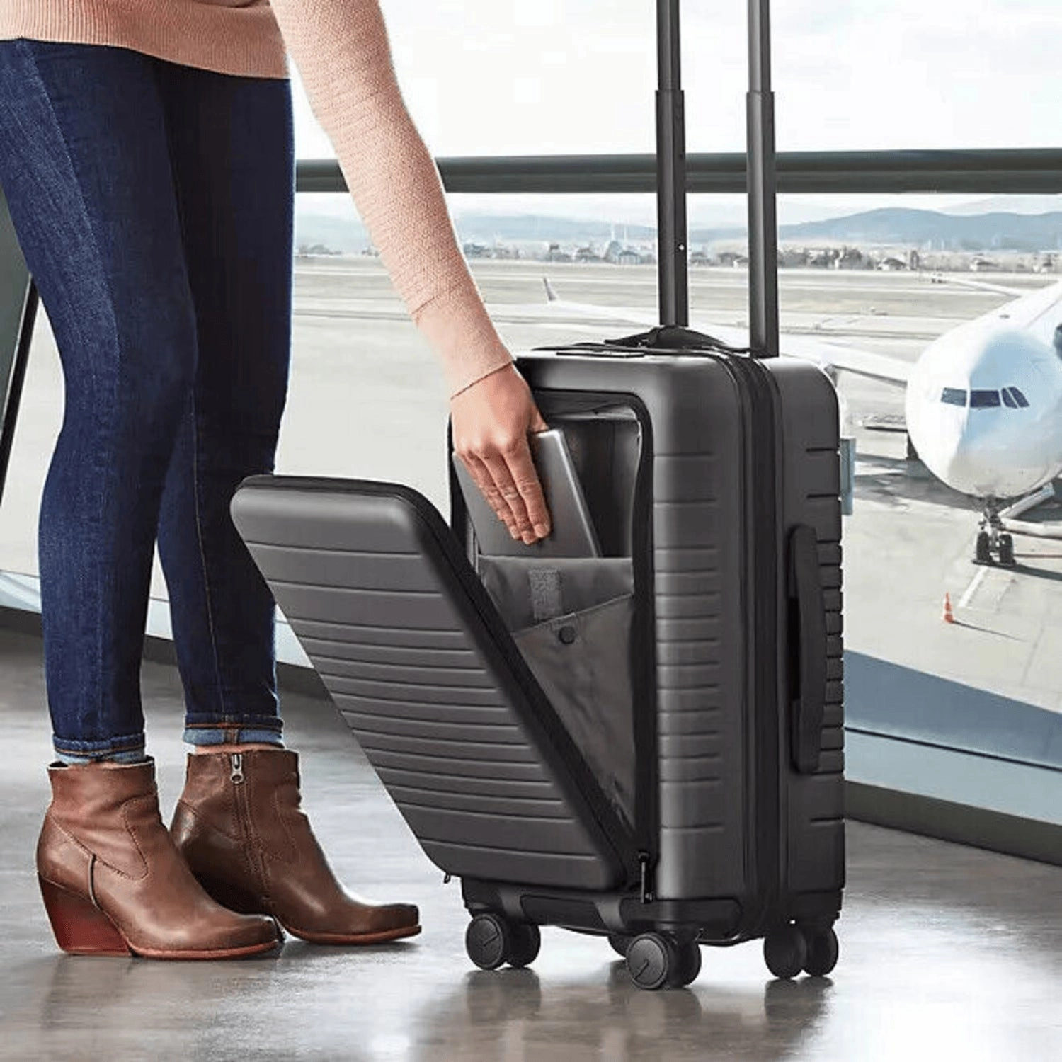 LN-20118 Hardside Carry-on Pro Spinner Suitcase With USB, Black