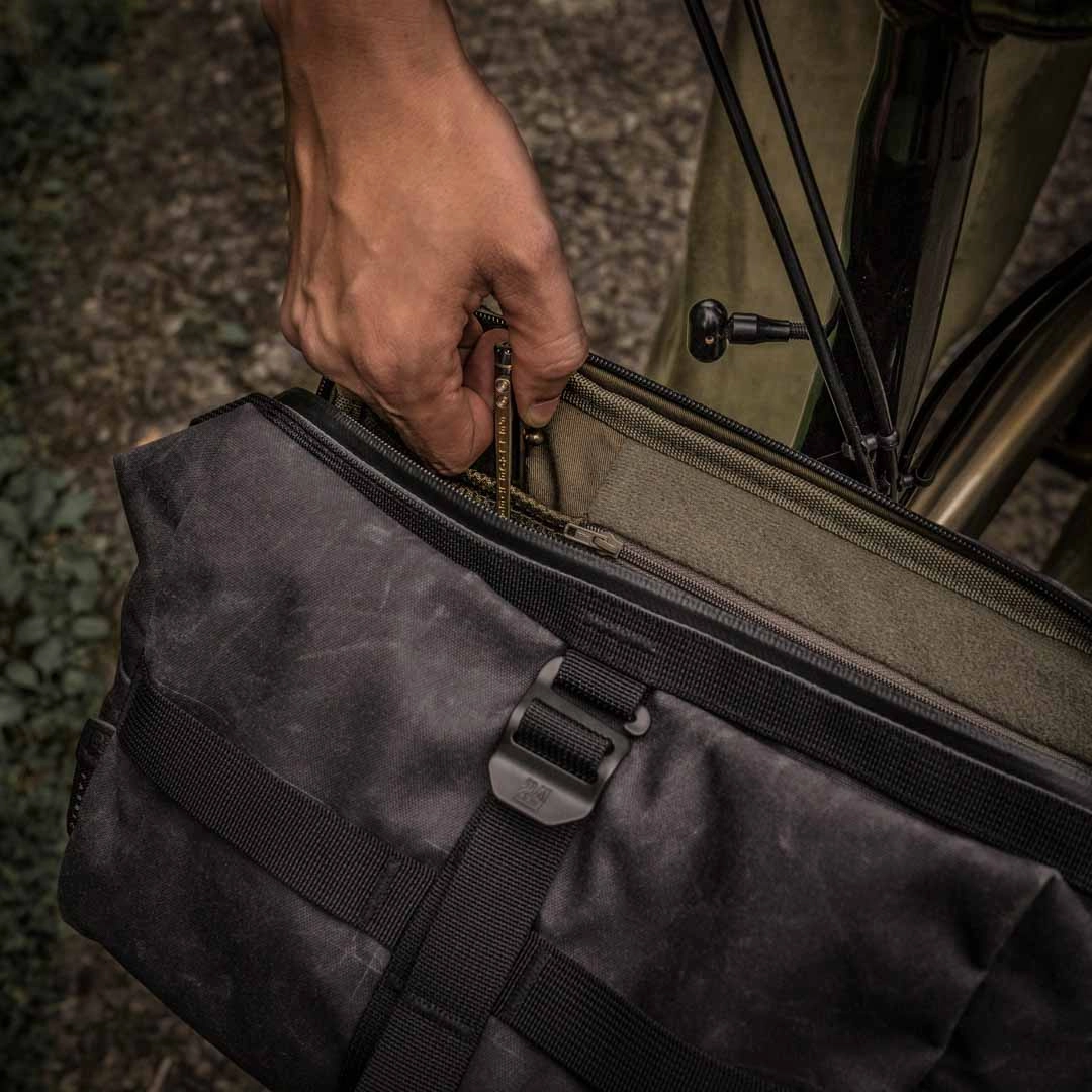 Pioneer Expandable Front Bag M (Carrier Frame NOT included)
